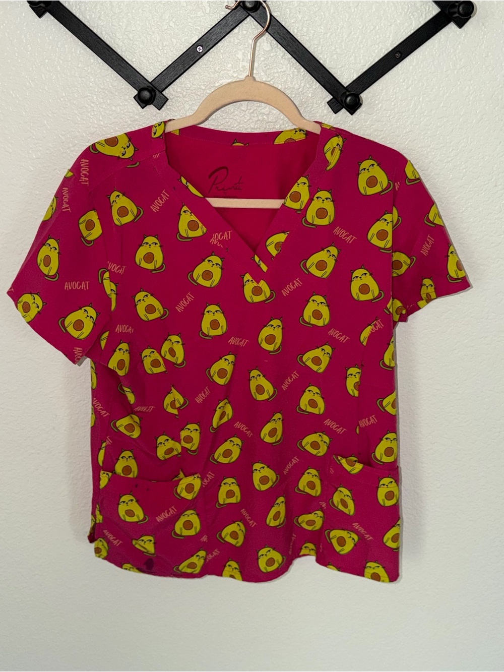 Prints by Maevn Avocat Cat Avocado Scrub Top Women’s Large Pink 1767 - Picture 2 of 4